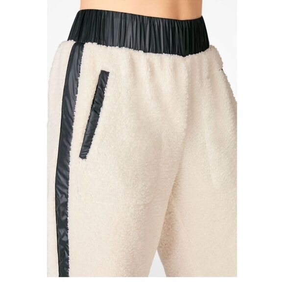 LIKE NEW Fabletics Cream Alaska Sherpa Fleece Faux Vegan Leather Look Jogger XXL - Picture 3 of 10